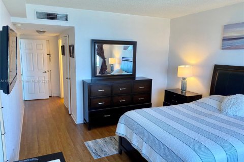 Condo in Hollywood, Florida, 1 bedroom  № 2021355 - photo 9