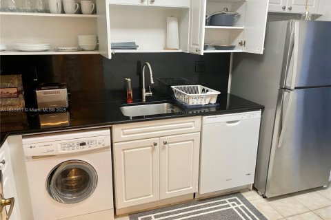 Condo in Hollywood, Florida, 1 bedroom  № 2021355 - photo 7