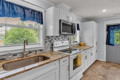House in Lakeland, Florida 4 bedrooms, 205.13 sq.m. № 1910881 - photo 9
