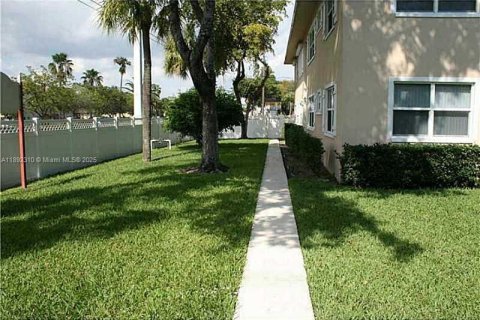 Снять в аренду квартиру в Помпано-Бич, Флорида 1 спальня, 60.39м2, № 1944036 - фото 12