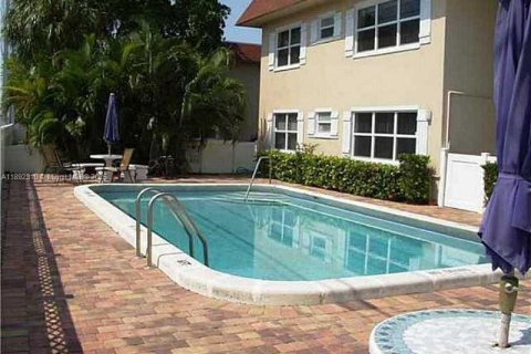 Снять в аренду квартиру в Помпано-Бич, Флорида 1 спальня, 60.39м2, № 1944036 - фото 2