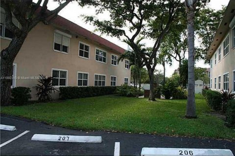 Снять в аренду квартиру в Помпано-Бич, Флорида 1 спальня, 60.39м2, № 1944036 - фото 1