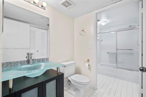 Condo in Tamarac, Florida, 2 bedrooms  № 1774202 - photo 30