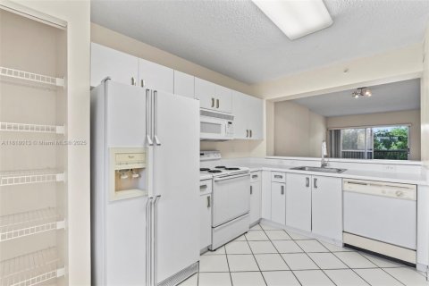 Condo in Tamarac, Florida, 2 bedrooms  № 1774202 - photo 3
