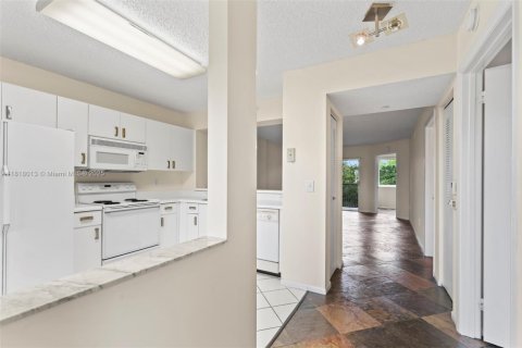 Condo in Tamarac, Florida, 2 bedrooms  № 1774202 - photo 1