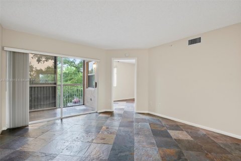 Condo in Tamarac, Florida, 2 bedrooms  № 1774202 - photo 12
