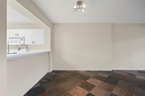 Condo in Tamarac, Florida, 2 bedrooms  № 1774202 - photo 9