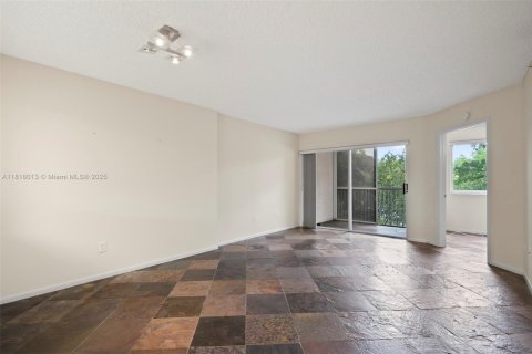 Condo in Tamarac, Florida, 2 bedrooms  № 1774202 - photo 10