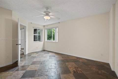 Condo in Tamarac, Florida, 2 bedrooms  № 1774202 - photo 17