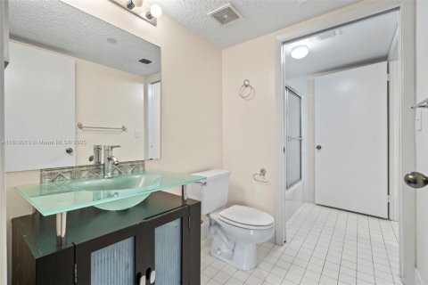 Condo in Tamarac, Florida, 2 bedrooms  № 1774202 - photo 24