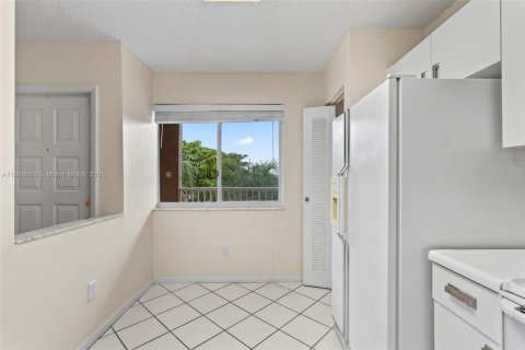 Condo in Tamarac, Florida, 2 bedrooms  № 1774202 - photo 4