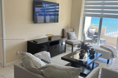 Снять в аренду кондоминиум в Халландейл-Бич, Флорида 2 спальни, 102.66м2, № 1959605 - фото 25