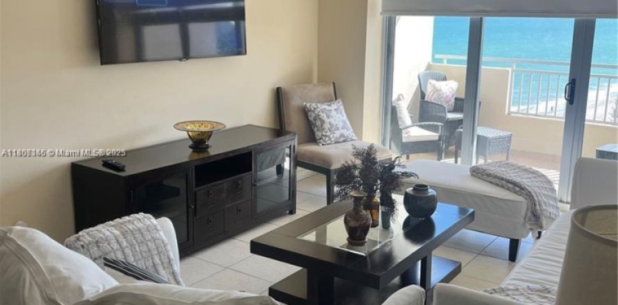 Кондоминиум с 2 спальнями в Халландейл-Бич, Флорида № 1959605