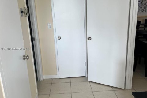 Снять в аренду кондоминиум в Халландейл-Бич, Флорида 2 спальни, 102.66м2, № 1959605 - фото 21