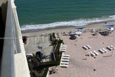 Снять в аренду кондоминиум в Халландейл-Бич, Флорида 2 спальни, 102.66м2, № 1959605 - фото 3