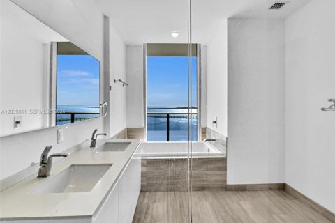 Condominio en alquiler en Miami, Florida, 2 dormitorios, 150.69 m2 № 2086192 - foto 17