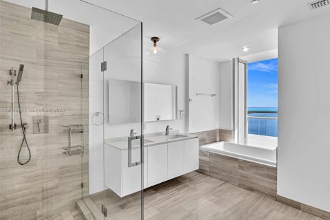 Condominio en alquiler en Miami, Florida, 2 dormitorios, 150.69 m2 № 2086192 - foto 16