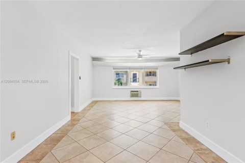 Appartement à louer à Coral Gables, Floride: 2 chambres, 106.84 m2 № 2350594 - photo 8