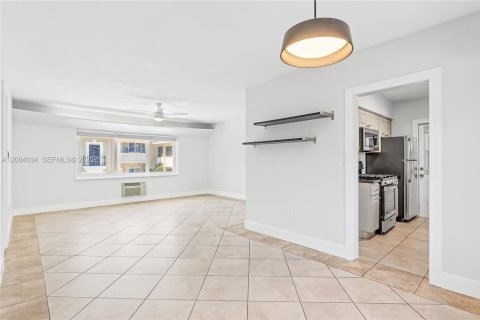 Appartement à louer à Coral Gables, Floride: 2 chambres, 106.84 m2 № 2350594 - photo 7