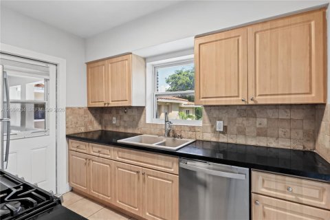 Appartement à louer à Coral Gables, Floride: 2 chambres, 106.84 m2 № 2350594 - photo 10