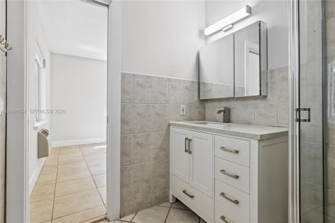 Appartement à louer à Coral Gables, Floride: 2 chambres, 106.84 m2 № 2350594 - photo 19