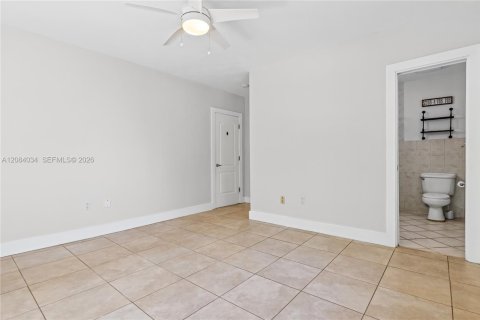 Appartement à louer à Coral Gables, Floride: 2 chambres, 106.84 m2 № 2350594 - photo 17