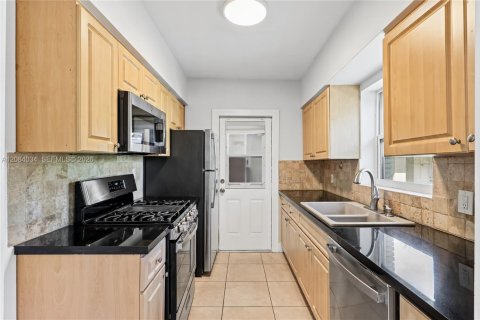 Appartement à louer à Coral Gables, Floride: 2 chambres, 106.84 m2 № 2350594 - photo 12