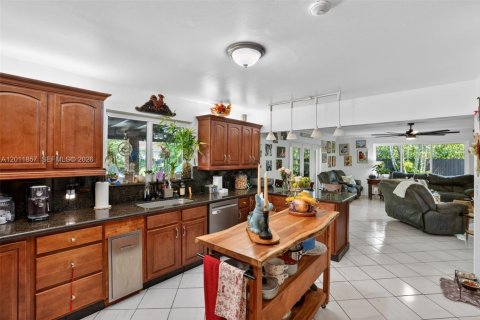 Casa en venta en Miami, Florida, 5 dormitorios, 299.33 m2 № 2074881 - foto 19