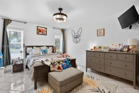 Casa en venta en Miami, Florida, 5 dormitorios, 299.33 m2 № 2074881 - foto 24
