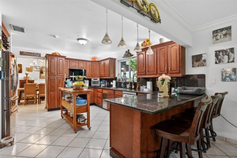 Casa en venta en Miami, Florida, 5 dormitorios, 299.33 m2 № 2074881 - foto 15