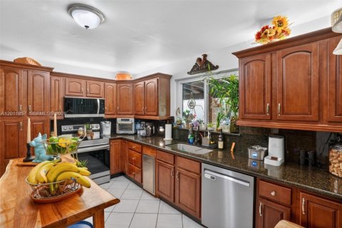 Casa en venta en Miami, Florida, 5 dormitorios, 299.33 m2 № 2074881 - foto 16