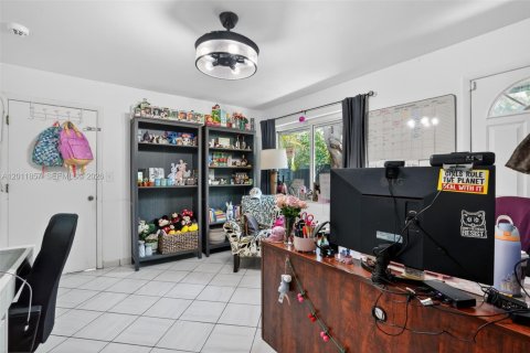 Casa en venta en Miami, Florida, 5 dormitorios, 299.33 m2 № 2074881 - foto 23