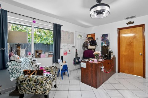 Casa en venta en Miami, Florida, 5 dormitorios, 299.33 m2 № 2074881 - foto 22