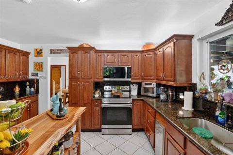 Casa en venta en Miami, Florida, 5 dormitorios, 299.33 m2 № 2074881 - foto 17