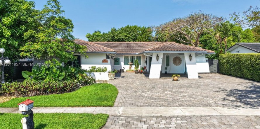 Casa en Miami, Florida 5 dormitorios, 299.33 m2 № 2074881