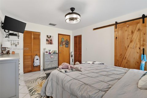 Casa en venta en Miami, Florida, 5 dormitorios, 299.33 m2 № 2074881 - foto 25