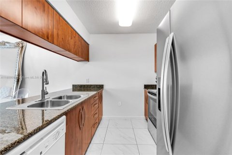 Condo in Miami, Florida, 1 bedroom  № 1880065 - photo 20