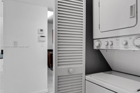 Condo in Miami, Florida, 1 bedroom  № 1880065 - photo 24