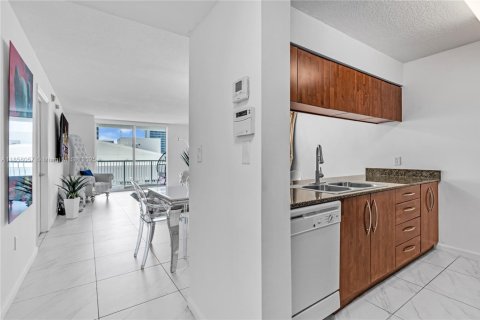 Condo in Miami, Florida, 1 bedroom  № 1880065 - photo 19