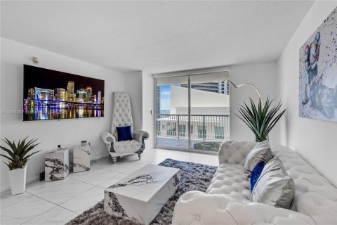 Condo in Miami, Florida, 1 bedroom  № 1880065 - photo 2
