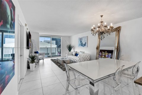 Condo in Miami, Florida, 1 bedroom  № 1880065 - photo 3