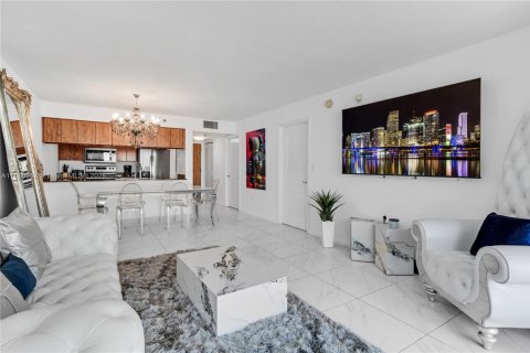 Condo in Miami, Florida, 1 bedroom  № 1880065 - photo 7