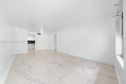 Villa ou maison à louer à North Miami Beach, Floride: 3 chambres, 111.48 m2 № 1971377 - photo 7