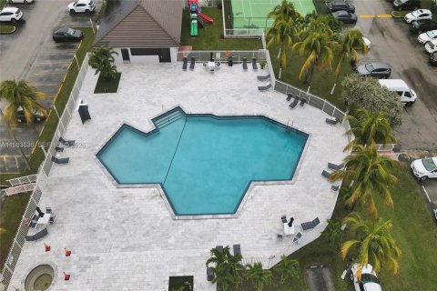 Condominio en alquiler en Miami, Florida, 2 dormitorios, 80.82 m2 № 2243754 - foto 2