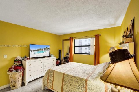 Condominio en alquiler en Miami, Florida, 2 dormitorios, 80.82 m2 № 2243754 - foto 16