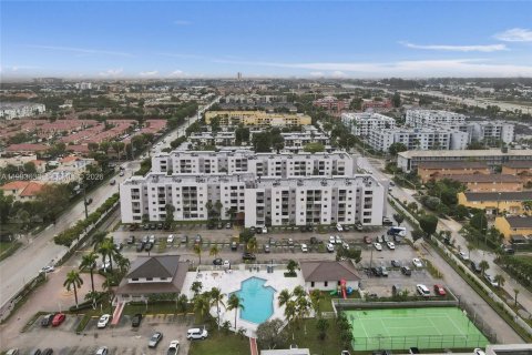 Condominio en alquiler en Miami, Florida, 2 dormitorios, 80.82 m2 № 2243754 - foto 5