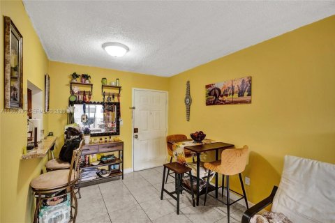 Condominio en alquiler en Miami, Florida, 2 dormitorios, 80.82 m2 № 2243754 - foto 25