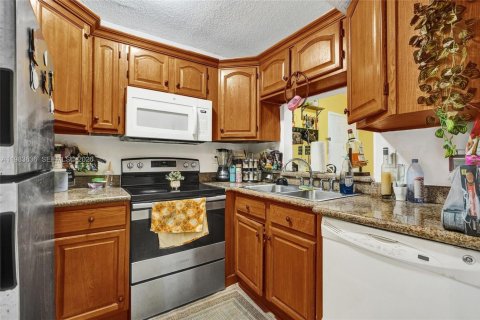 Condominio en alquiler en Miami, Florida, 2 dormitorios, 80.82 m2 № 2243754 - foto 26