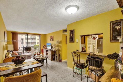 Condominio en alquiler en Miami, Florida, 2 dormitorios, 80.82 m2 № 2243754 - foto 20