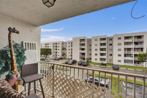 Condominio en alquiler en Miami, Florida, 2 dormitorios, 80.82 m2 № 2243754 - foto 30